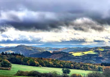 Ausblick über die Höhen der Eifel von der Burgschänke Aremberg