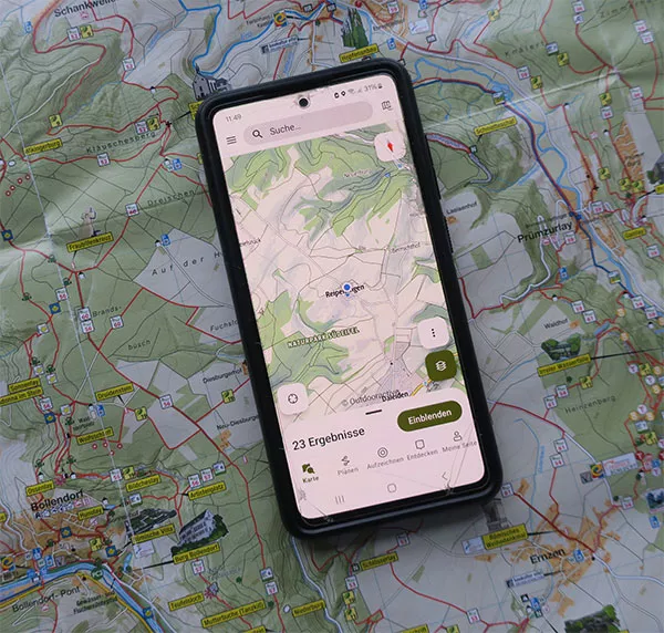 Handy mit Outdoorapp und Wanderkarte
