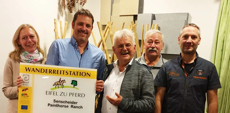 Der Vorstand von Eifel zu Pferd bei der  Hofschildübergabe an  neue Stationsleiter